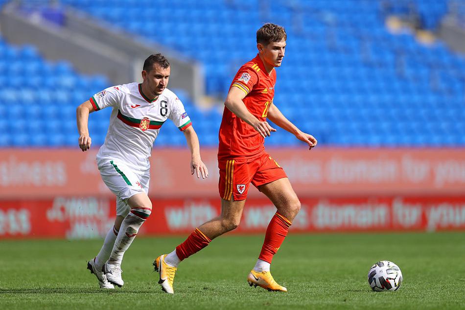 贝尔在边路护球，面对保加利亚两名防守球员的包夹，他利用出色的身体素质和球感将球牢牢控制在脚下，试图为球队撕开突破口，展现了顶级球星的风采。