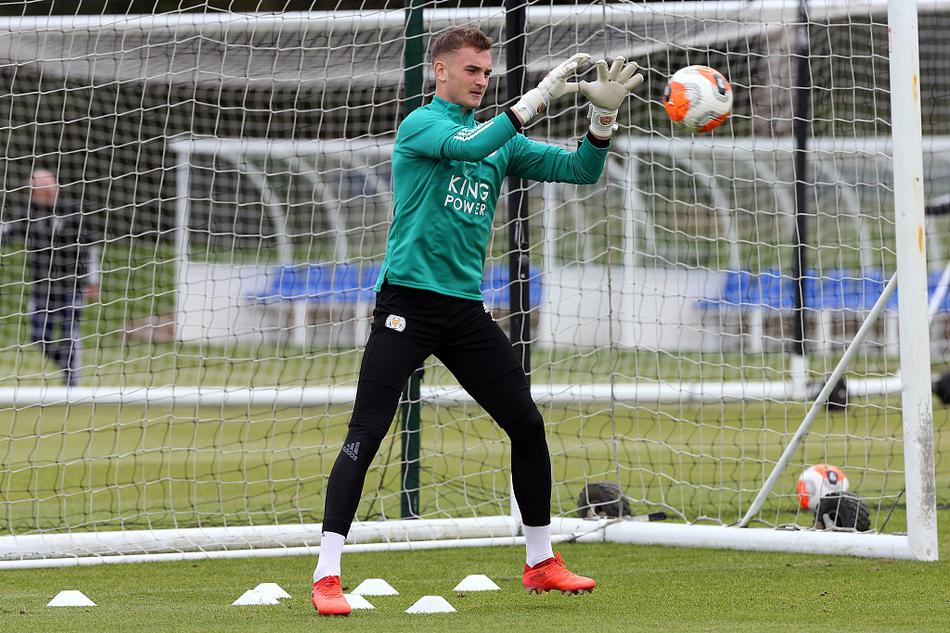 中场核心蒂勒曼斯在训练中从容控球，他的视野和调度将是莱斯特城新赛季攻防转换的节拍器，皮球仿佛与他心意相通。