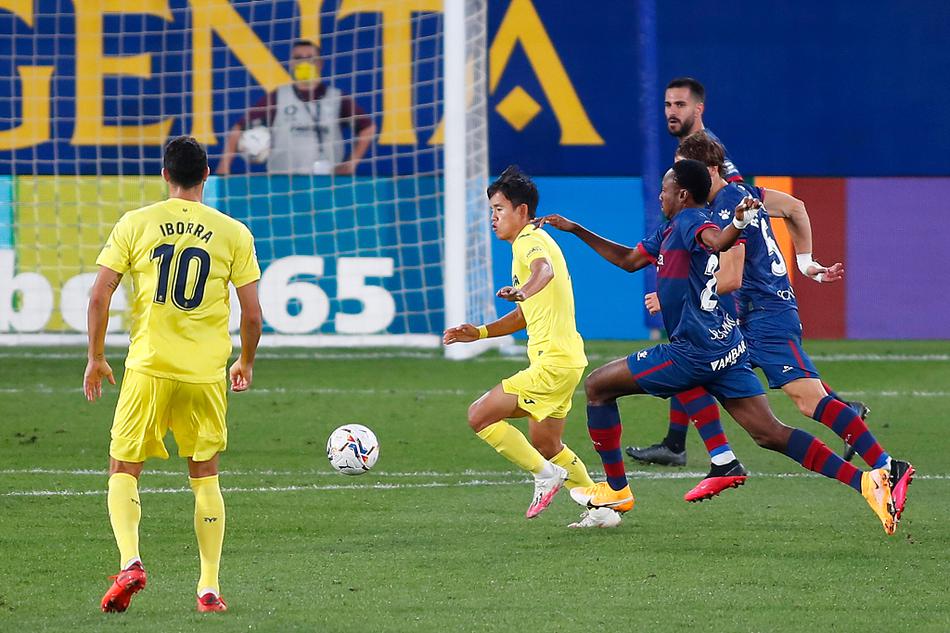 双方球员在拼抢后相互搀扶，展现了激烈对抗背后的体育精神，这场1-1的平局让两队都心有不甘