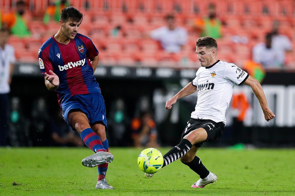 终场哨响，马努·巴列霍被队友们紧紧簇拥，他仰天长啸，享受着英雄般的礼遇。这粒锁定胜局的进球，不仅为球队带来了开门红，更在俱乐部最艰难的时刻，点燃了球迷心中的希望之火。