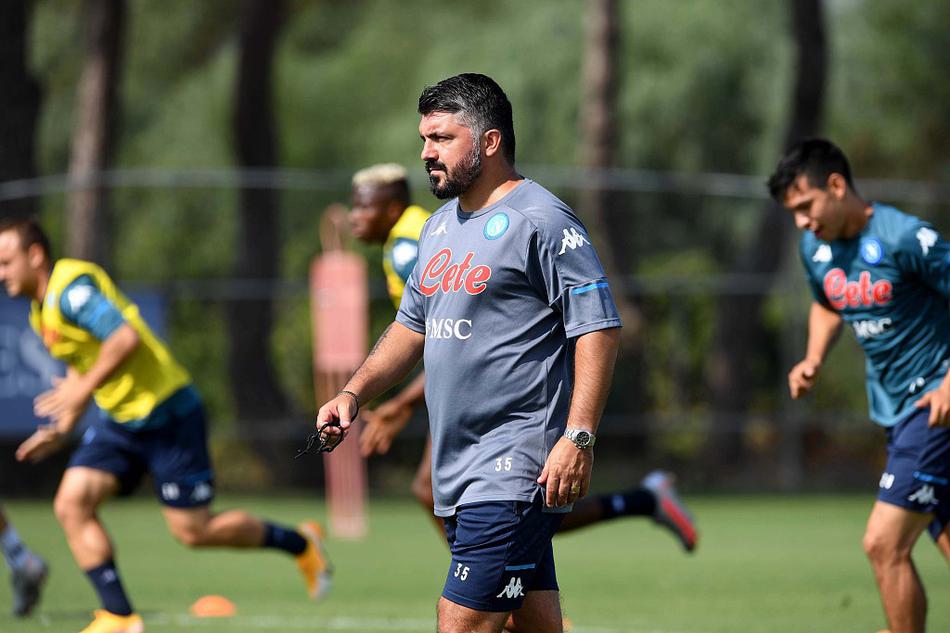 在沃尔图诺堡的阳光下，那不勒斯众将围成一圈，以饱满的热情与专注力进行着首轮赛前的最后一堂合练，团队的凝聚力和战斗意志在此刻彰显无遗。