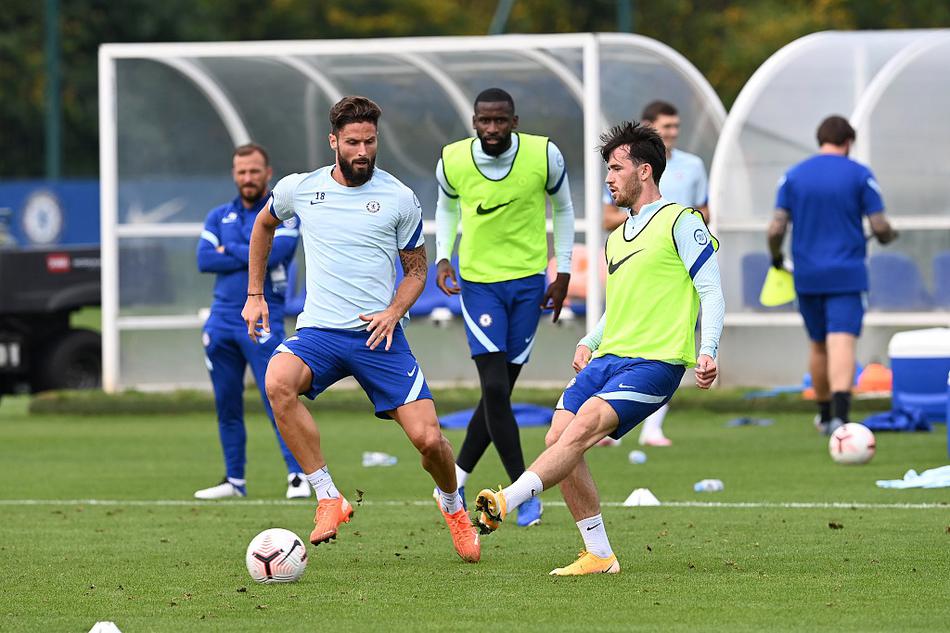 训练场上的祖马眼神坚毅，面对利物浦的豪华锋线，他和队友们正努力筑起最坚固的蓝色城墙。