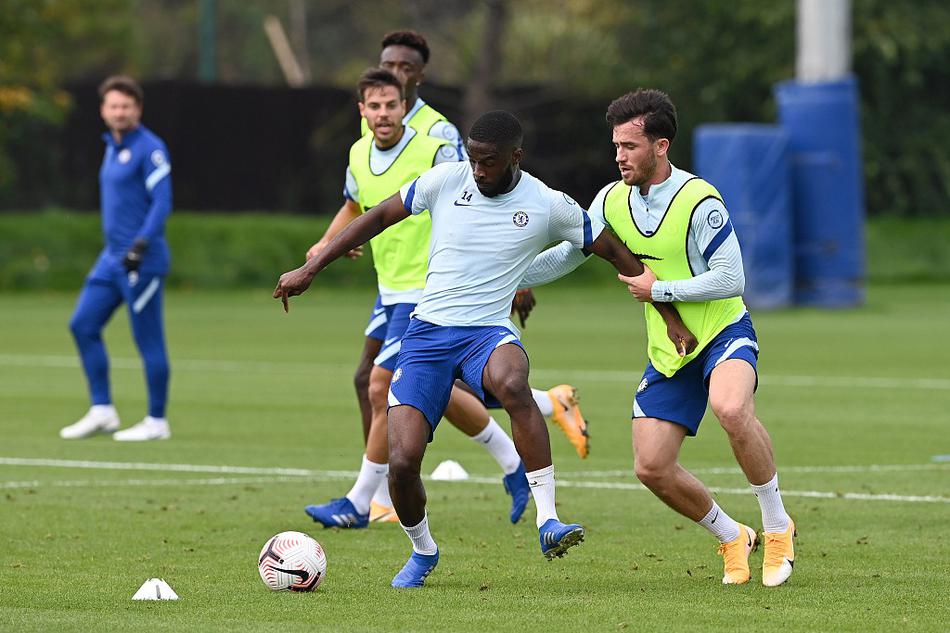 吕迪格在后防线上严密盯防，强悍的身体对抗正是他用来招呼利物浦前锋们的见面礼。