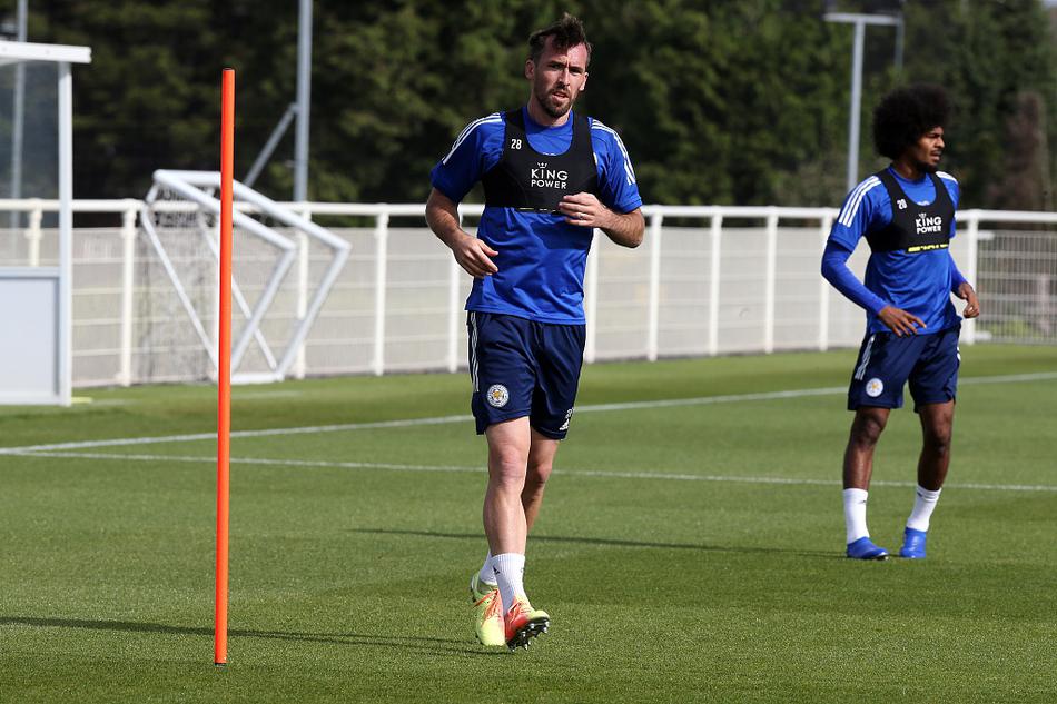 土耳其中卫瑟云聚在训练中展示出色的脚下技术，他轻松越过雪糕筒障碍，显得游刃有余。