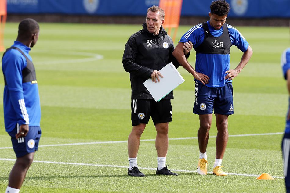 队长摩根和队友们在训练场上开怀大笑，融洽的团队氛围是蓝狐凝聚力的最好体现。