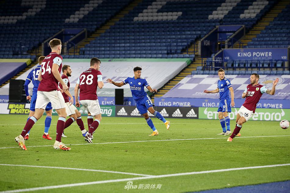 普拉埃特轰出世界波后，皮球在网窝中旋转，他张开双臂，脸上写满了难以置信与狂喜。