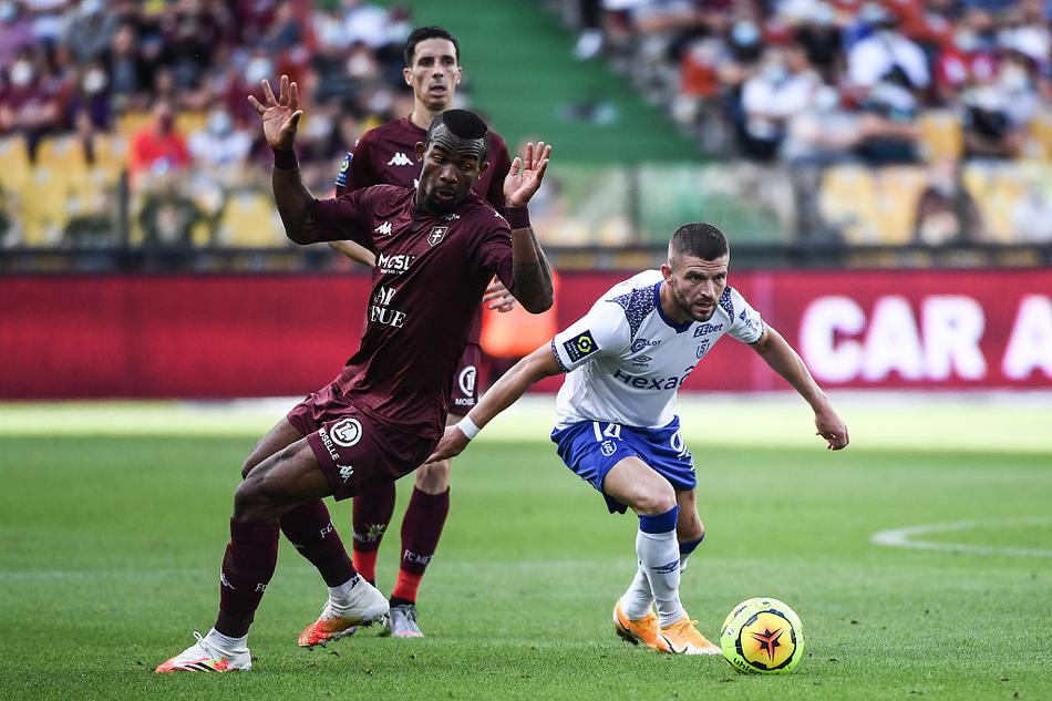 兰斯球员穆内西因严重犯规被主裁判直接出示红牌罚下，他低着头缓缓走出场地，队友们面露无奈，这一转折点让比赛的胜利天平开始向主队梅斯倾斜。