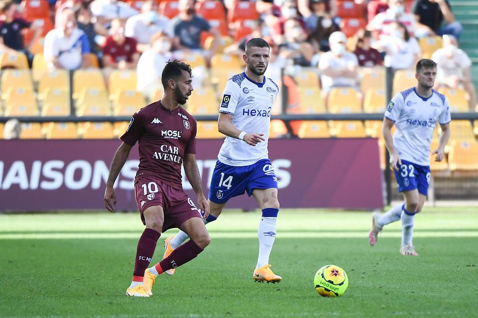 梅斯球员尼亚内完成梅开二度后狂奔庆祝，他张开双臂，脸上写满了难以置信的狂喜，队友们纷纷追赶上来，整个球场陷入了沸腾的红色海洋。