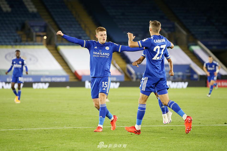 詹姆斯·贾斯廷推射破门后双臂张开肆意狂奔，脸上的笑容纯粹而灿烂，这是属于年轻人的高光时刻。