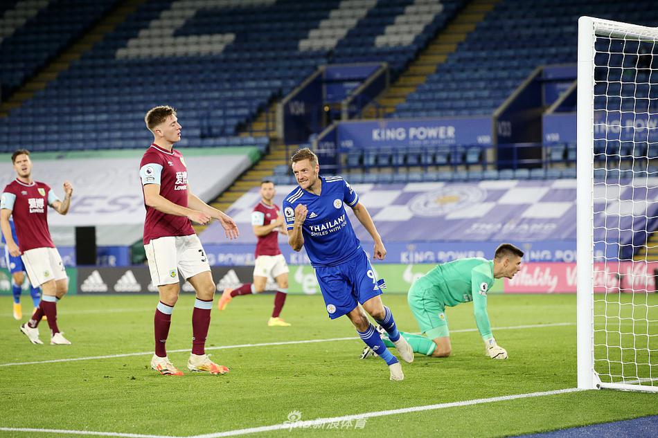 王权球场灯光璀璨，赛后球员们肩并肩向看台上的球迷致谢，巨大的队徽在灯光下闪耀着荣耀的光芒。