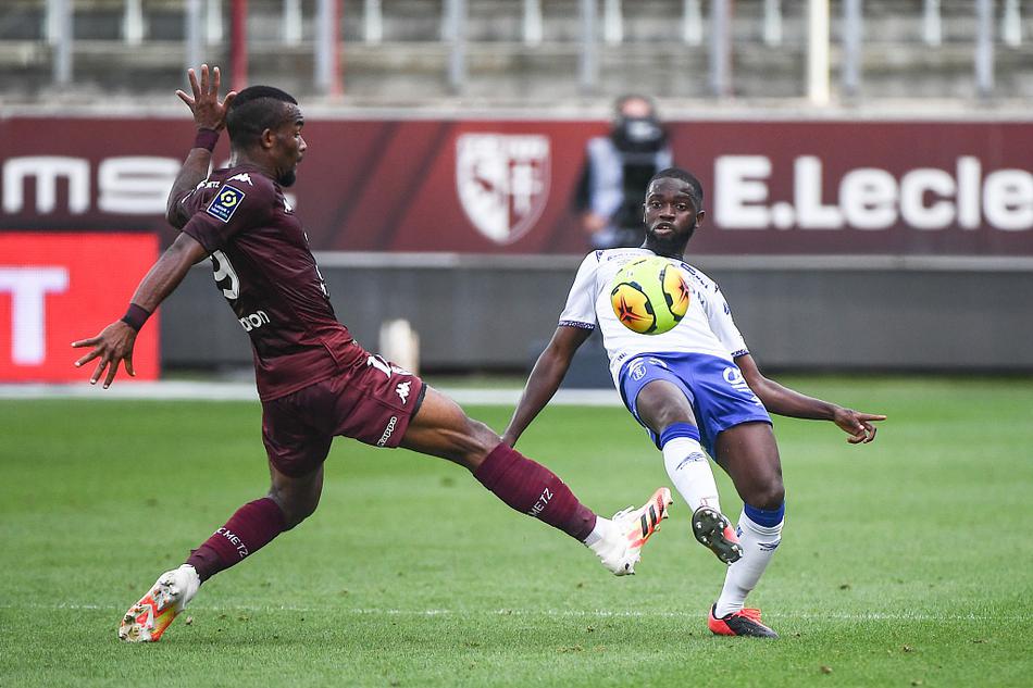 梅斯前锋尼亚内在兰斯禁区内高高跃起，以一记泰山压顶般的头槌攻门，皮球如出膛炮弹般直挂死角，引爆了主场球迷积蓄已久的激情。