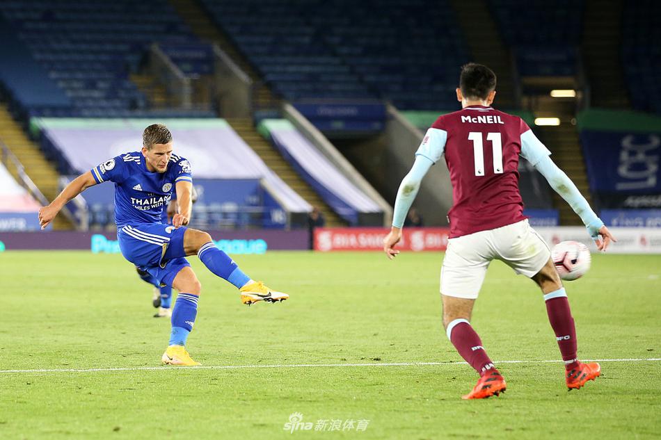 卡斯塔涅与队友拥抱庆祝，他的笑容温暖而有力，这一刻他完全融入了莱斯特城的大家庭。