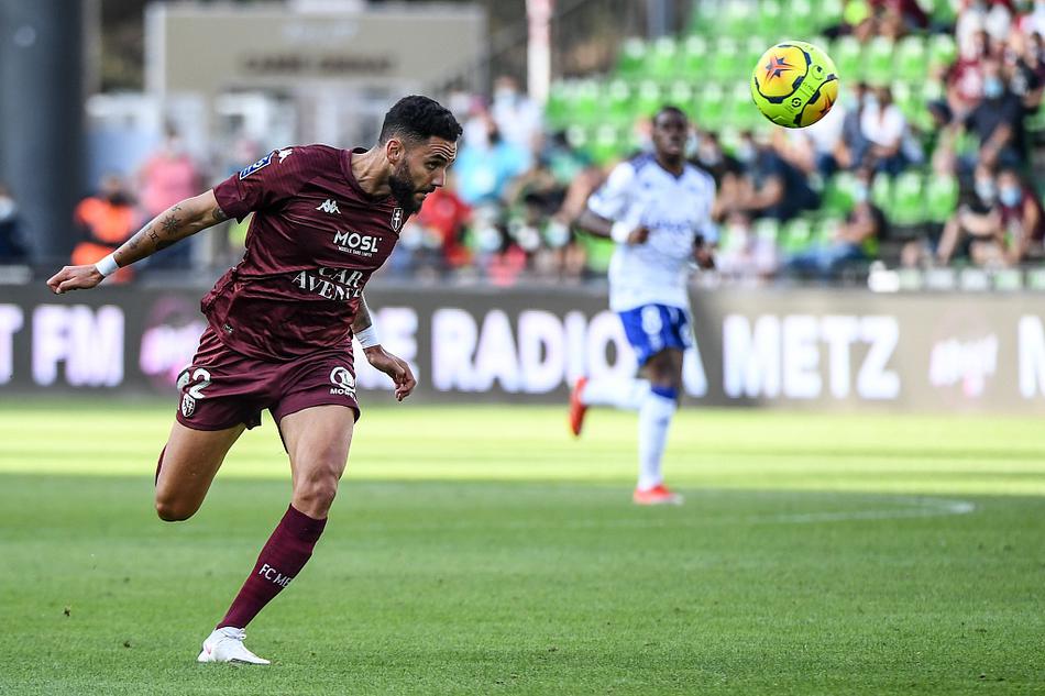 夜幕下的圣西姆福里安球场灯光璀璨，看台上少数球迷的旗帜依然飘扬，见证着这场从焦灼到狂喜的逆转大戏，记录着法甲联赛独特的魅力和激情。