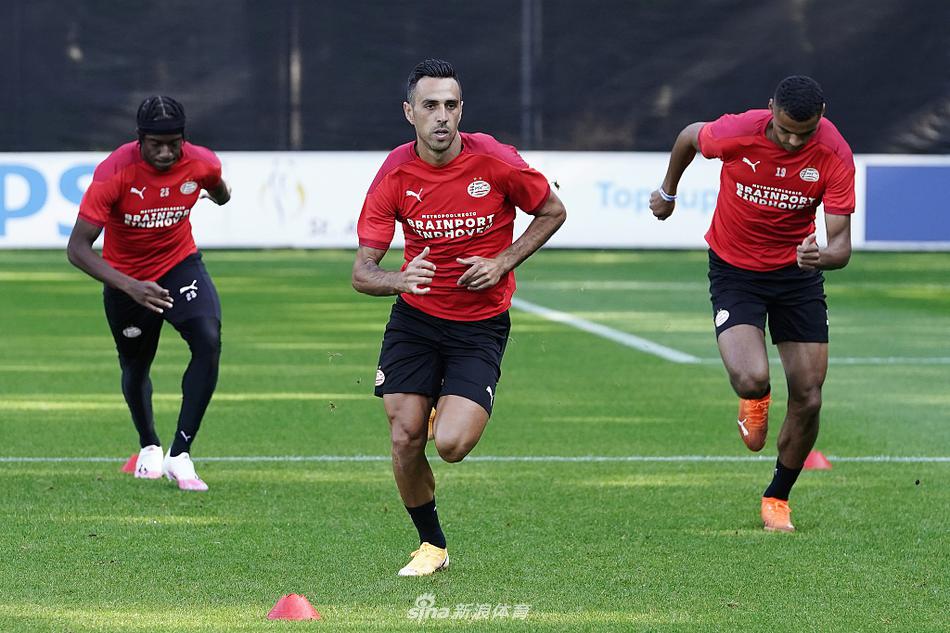 备战间隙，扎哈维低头调整鞋带，额头上的汗珠折射出阳光，这一刻他不是什么传奇射手，只是一个为了梦想在异乡拼尽全力的老将。