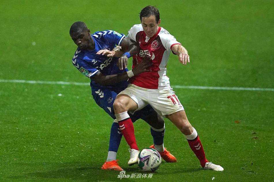 理查利松在进球后激情奔跑，巴西前锋张开双臂，脸上洋溢着自信的笑容，仿佛要将整个海布里球场的夜空都点燃，宣告着埃弗顿强势来袭。