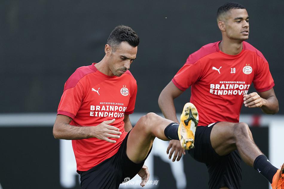 训练场上，扎哈维紧锁眉头全力冲刺，每一次触球都力道十足，仿佛要将积蓄已久的能量全部释放，证明自己绝非池中之物。