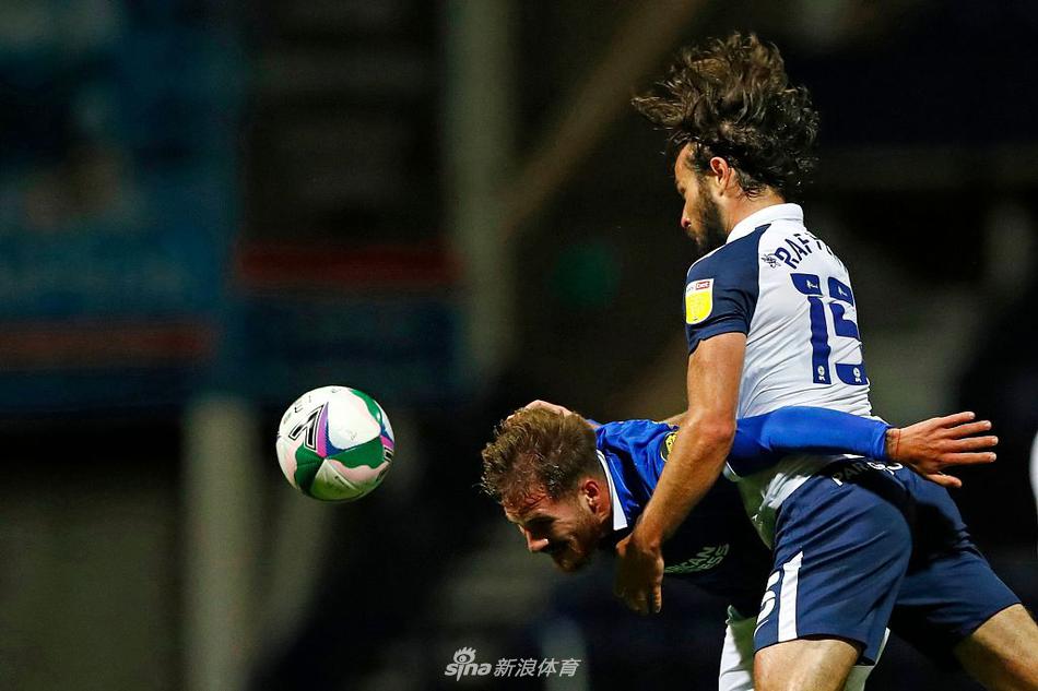 布莱顿球员在客场取胜后，昂首挺胸拥抱庆祝这场英联杯的宝贵胜利