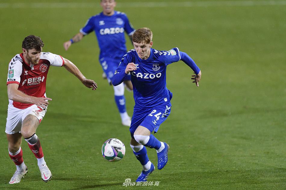 伯纳德在进球后握拳怒吼，巴西攻击手神情坚毅，用这粒关键的进球为球队吃下定心丸，他的身后是空旷的看台，更凸显了这一刻他作为英雄的孤独与强大。