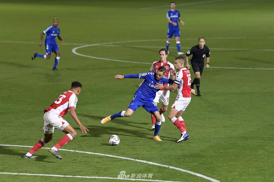 进球功臣们围在一起庆祝胜利，理查利松、伯纳德和伊沃比等球员肩并肩，目光坚定，背后是空旷无人的看台，但这丝毫没有减弱他们团结一心争取胜利的决心。