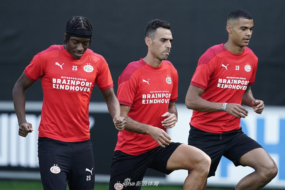 扎哈维在抢圈游戏中轻盈拉球，面对队友的逼抢显得游刃有余，灵动的身影依稀让广州球迷看到了那个在越秀山上演插花脚绝杀的精灵。