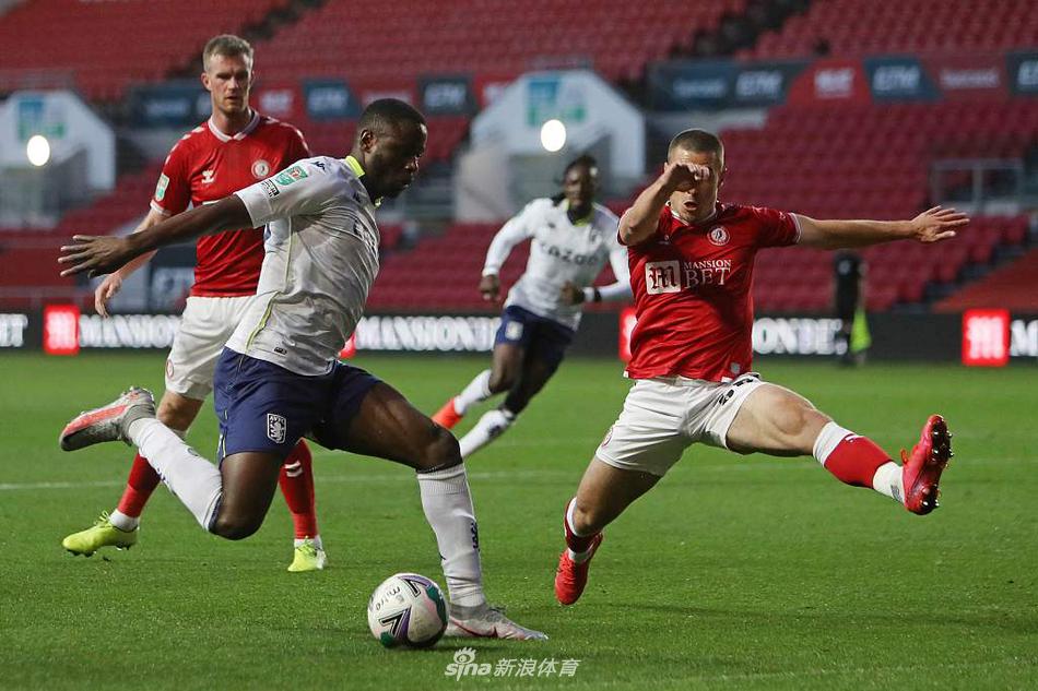 伯特兰·特劳雷在进球后与队友激情庆祝，这是他在阿斯顿维拉的完美首秀，一粒精彩绝伦的进球让所有人记住了他的名字。