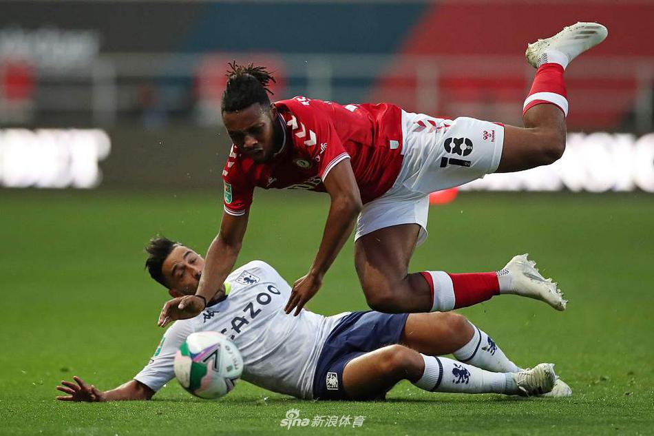 阿斯顿维拉攻击手埃尔加齐在破门瞬间，皮球应声入网，他的脸上洋溢着为球队首开记录的兴奋之情。