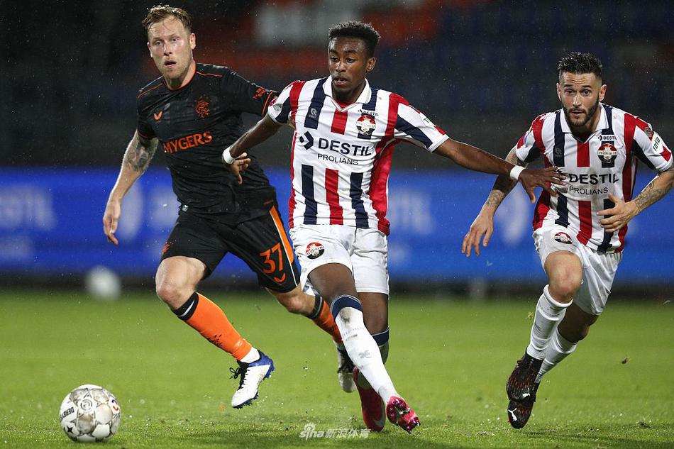 流浪者球员在客场球迷看台前激情庆祝，他们紧握双拳的身影与看台上挥舞的旗帜交织成一幅胜利画卷，而背景里那些呆坐着的威廉二世拥趸，则成了这幅画卷中最落寞的注脚。