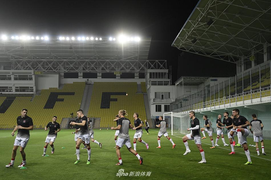 敦达克队长克里斯·希尔兹在加时赛中飞身铲抢，他满脸泥泞却眼神坚毅，完美诠释了球队永不言弃的战斗精神。