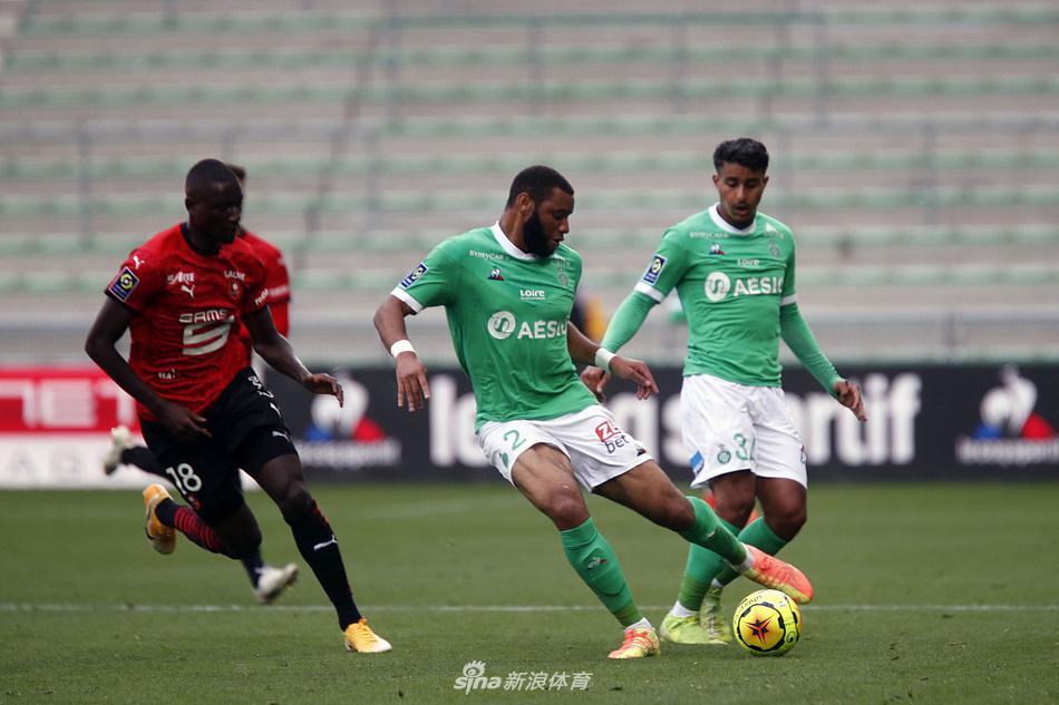 进球后的吉拉西被雷恩队友们团团围住，大家脸上洋溢着狂喜的笑容，这个精彩的倒钩进球是他们团队足球的完美体现。