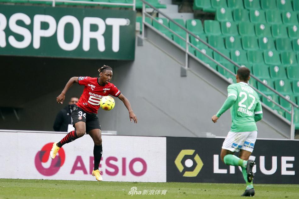 雷恩后卫阿格尔德在人群中高高跃起，一记势大力沉的头槌攻门，足球如流星般划入网窝，点燃了客队球迷区的激情。