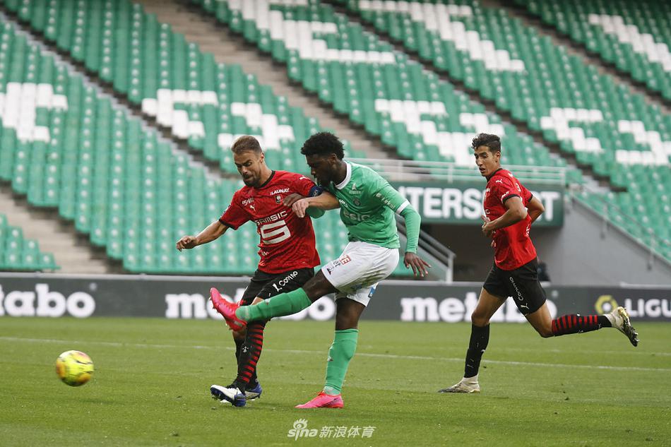 雷恩前锋吉拉西在禁区内腾空而起，上演精彩的倒挂金钩射门，客队替补席球员纷纷起身，难以置信地目睹这粒精彩绝伦的进球。