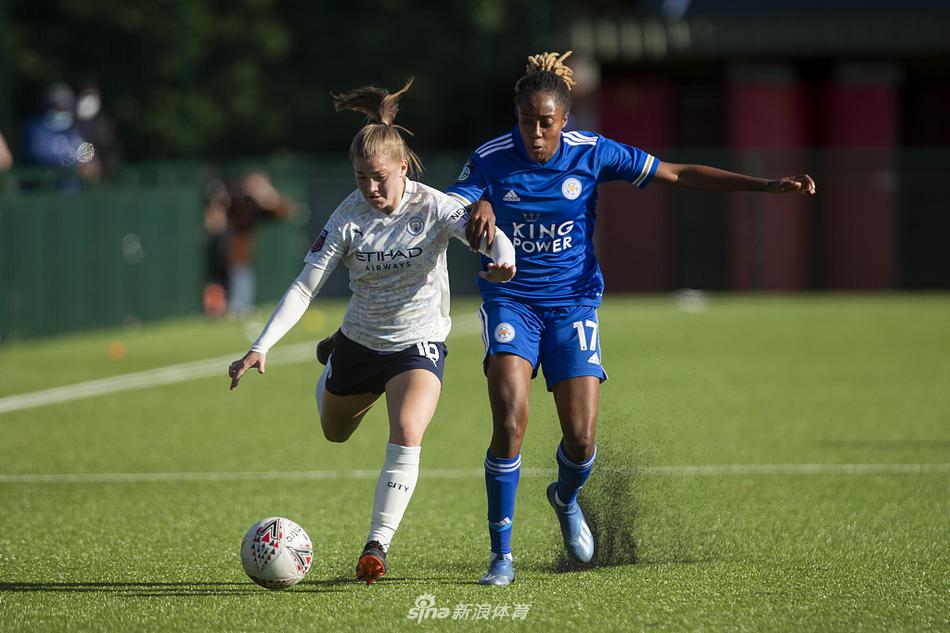 进球功臣乔治娅·斯坦威握紧双拳，脸上洋溢着灿烂的笑容，她在队友的簇拥下庆祝这记为曼城扩大领先优势的精妙挑射。