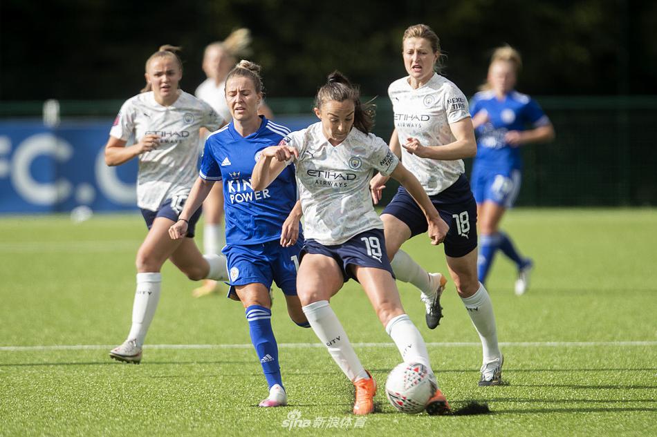 莱斯特城女足的队员们筑起一道白色的城墙，她们齐心协力争抢位置，用身体和意志阻挡曼城女足一波又一波的猛烈攻势。