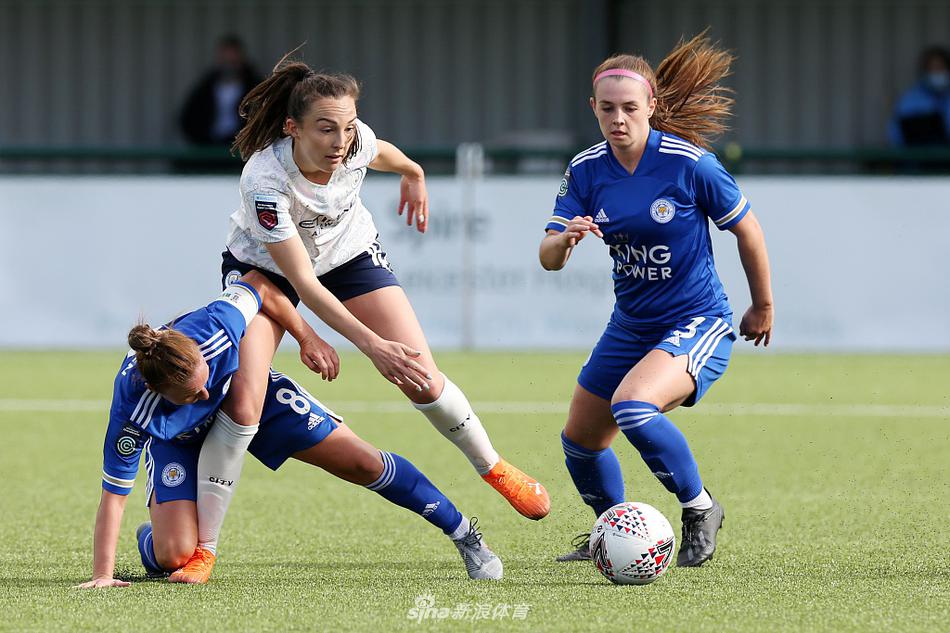 比赛结束后，一位曼城女足球员俯身系着鞋带，汗水浸透了她的球衣，背景是神情略带失落的莱斯特城球员，画面定格了这场激烈对抗后的片刻。