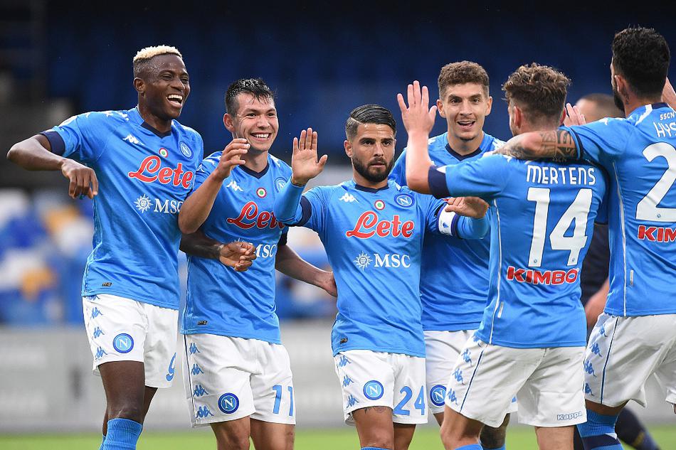 进球后的洛萨诺被队友们团团围住，每个人的脸上都洋溢着最纯粹的喜悦，这粒进球凝聚了团队的默契配合，成为了球队大胜的坚实起点。