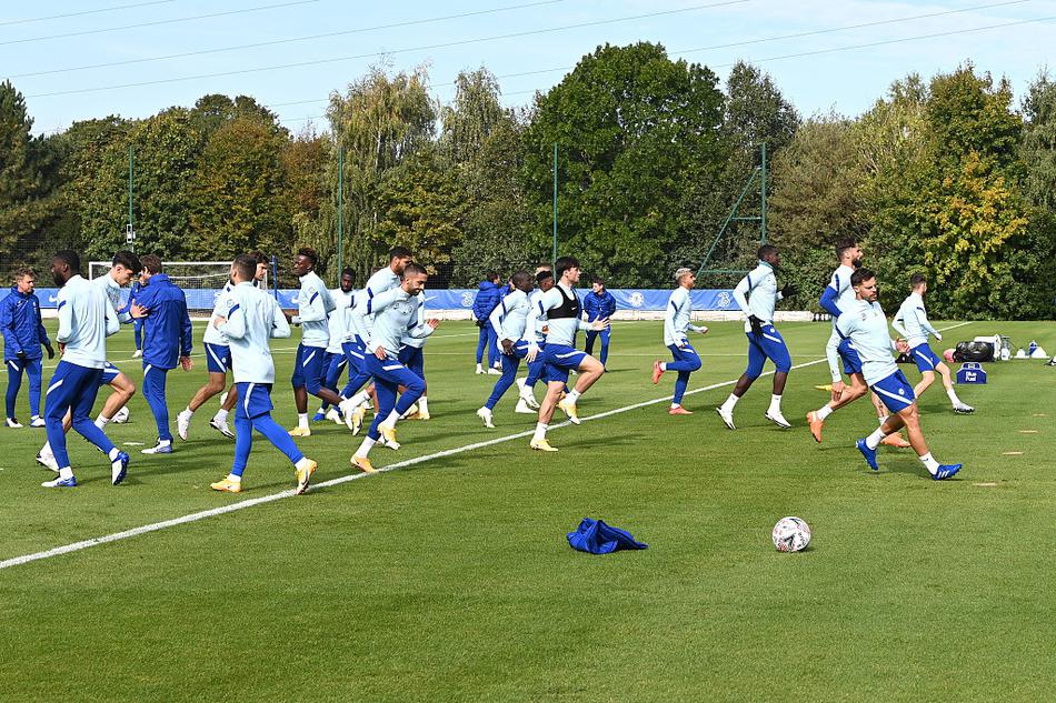 中后卫蒂亚戈·席尔瓦在训练中高声呼喊指挥防线，尽管加盟不久，但他领袖气质尽显，正在努力将蓝军后防捏合成型。