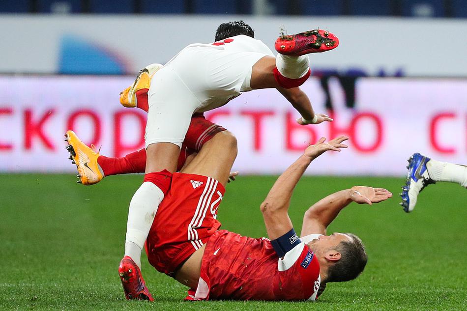 土耳其前锋凯南·卡拉曼在混战中捅射破门瞬间，他身旁的俄罗斯后卫眼神中透露出一丝无奈，皮球已经无情地滚入网窝，这一刻土耳其人的顽强得到了回报。