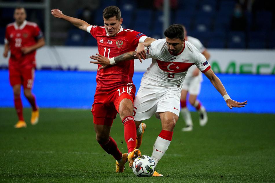 VTB竞技场的一角，为数不多的双方球迷在看台上展开无声的较量，一面巨大的土耳其国旗在莫斯科的寒风中舞动，为场上的突厥武士们注入了来自看台的精神力量。