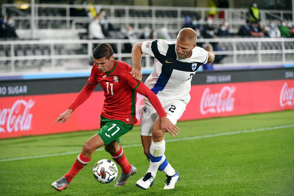 另一位进球功臣延森在打入精彩远射后激情怒吼，他身后的看台上是挥舞着芬兰国旗、陷入狂热的球迷们。球员因进球而扭曲的面部表情与看台上整齐划一的欢呼声浪，将比赛现场的热烈氛围推向了最高潮。