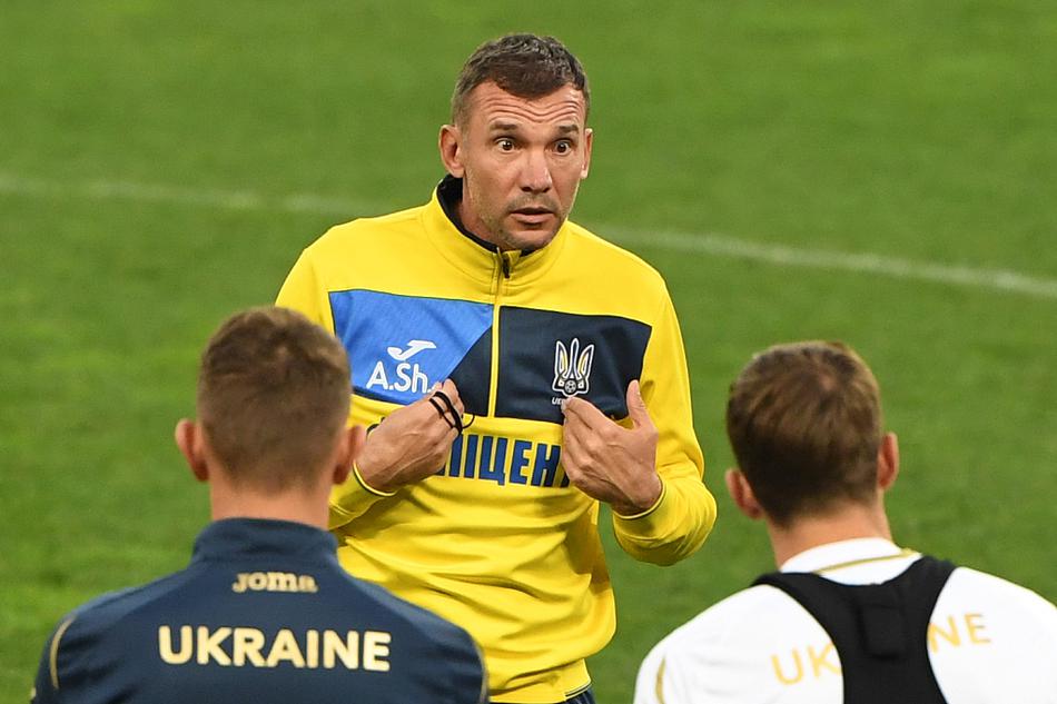 在队友的注视下，一名乌克兰攻击手正进行着高强度的有球练习，他脚下的皮球仿佛被注入了灵魂，带起的草屑飞扬，正如这支球队在逆境中不屈不挠的生命力。