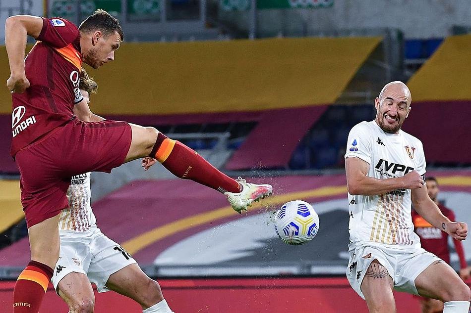 中场大师姆希塔良在门前奋力争顶，虽然此球被判无效，但他依然是当晚创造机会最多的魔术师。