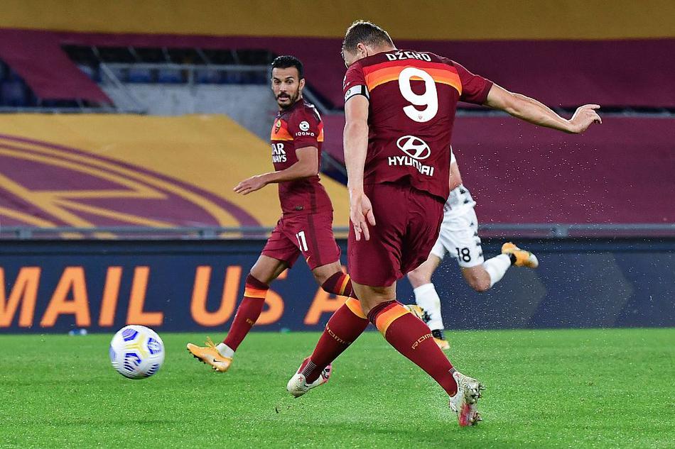 红狼众将激情相拥，庆祝哲科反超比分的关键一球，空气中弥漫着逆转的喜悦。