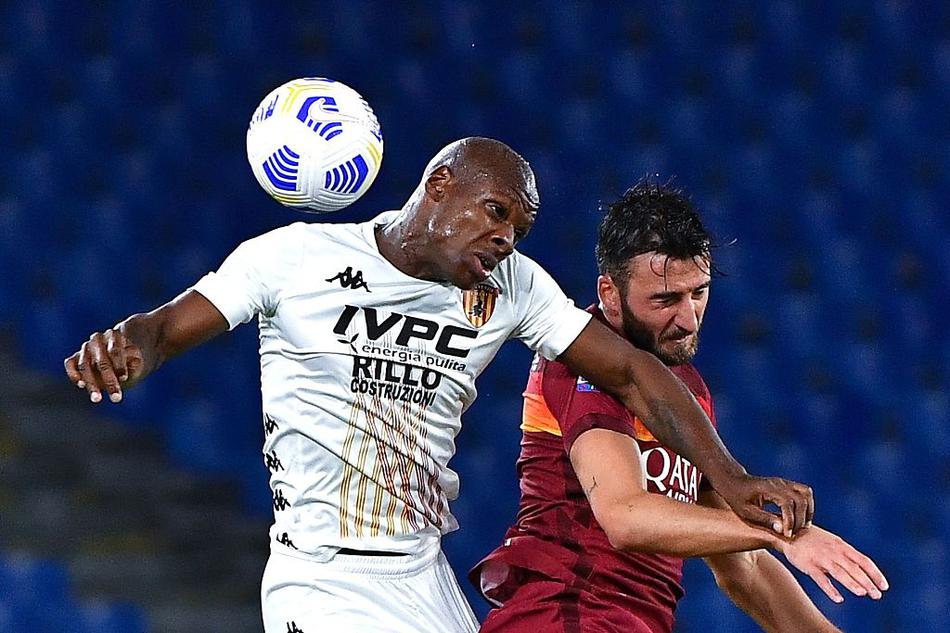 波黑哲科霸气滑跪庆祝，梅开二度彰显锋霸本色，草皮上划出的痕迹是胜利的宣言。