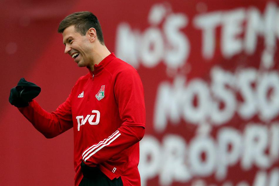 镜头捕捉到一位火车头球员带球突破的瞬间，他脚下的皮球仿佛被焊住了一般，眼神则如猎豹般机警地扫视着前方的假想敌，随时准备撕开对手的防线。