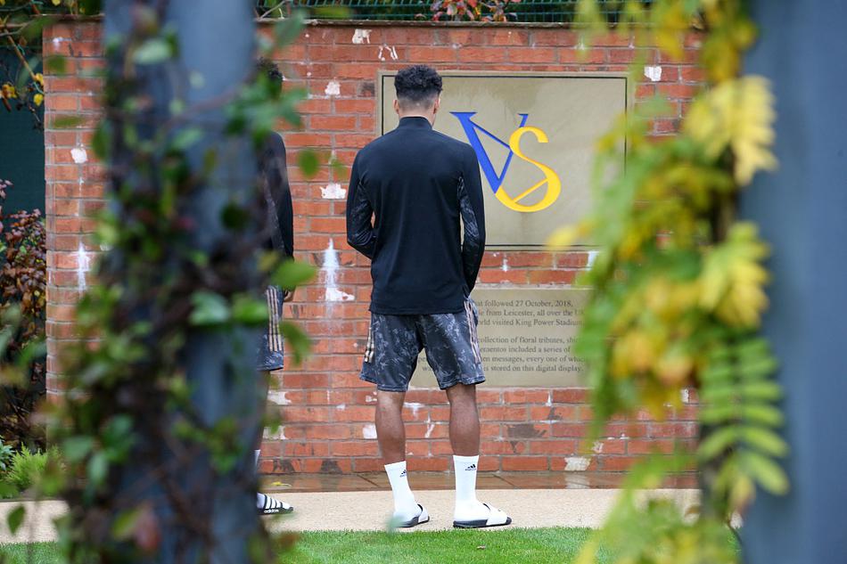 队长韦斯·摩根在纪念花园中缓缓弯下腰，将手中的花束轻轻放置在草坪上。这位牙买加硬汉此刻动作轻柔，向曾带领他们高举英超奖杯的领航者致以最后的敬意。