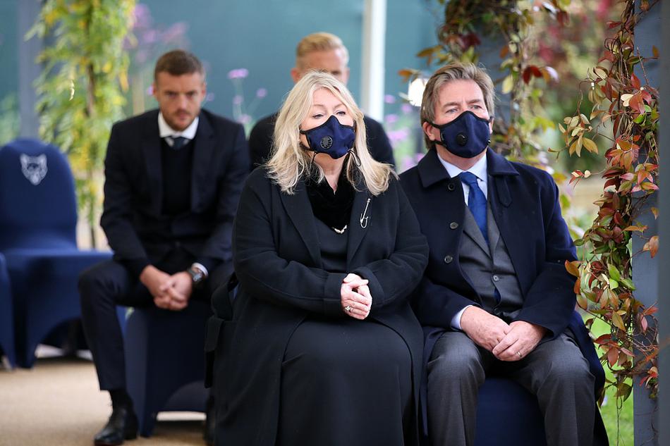 八位身披橙色僧袍的泰国佛教僧侣正在为维猜举行庄严的祈福仪式，诵经声在纪念花园中低回，为这位虔诚的佛教徒及逝者超度，气氛肃穆而安详。