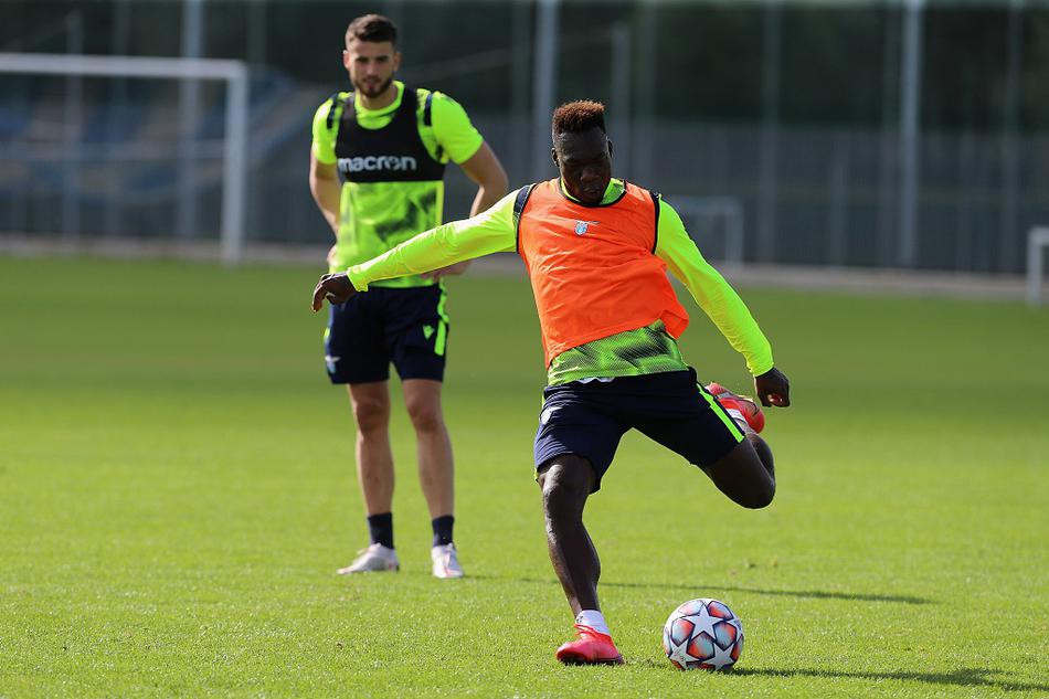 训练场上，两名拉齐奥球员正在进行激烈的贴身逼抢。尽管身旁的队友寥寥，但他们依然全力以赴，肢体语言充满力量，仿佛要将无法参赛队友的那份斗志也一并挥洒在草皮上。