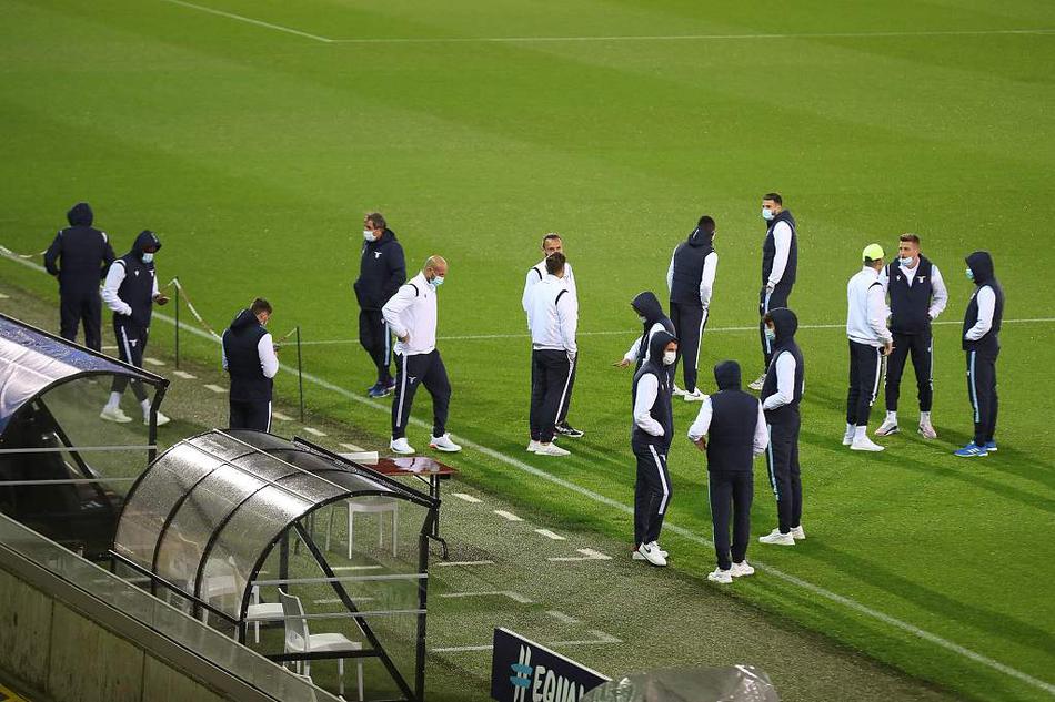 训练场上，一名拉齐奥球员正全神贯注地进行带球练习，皮球仿佛粘在他脚下，身旁的队友则成为这幅动态画卷中虚化的背景，凸显了核心人物的专注与技艺。