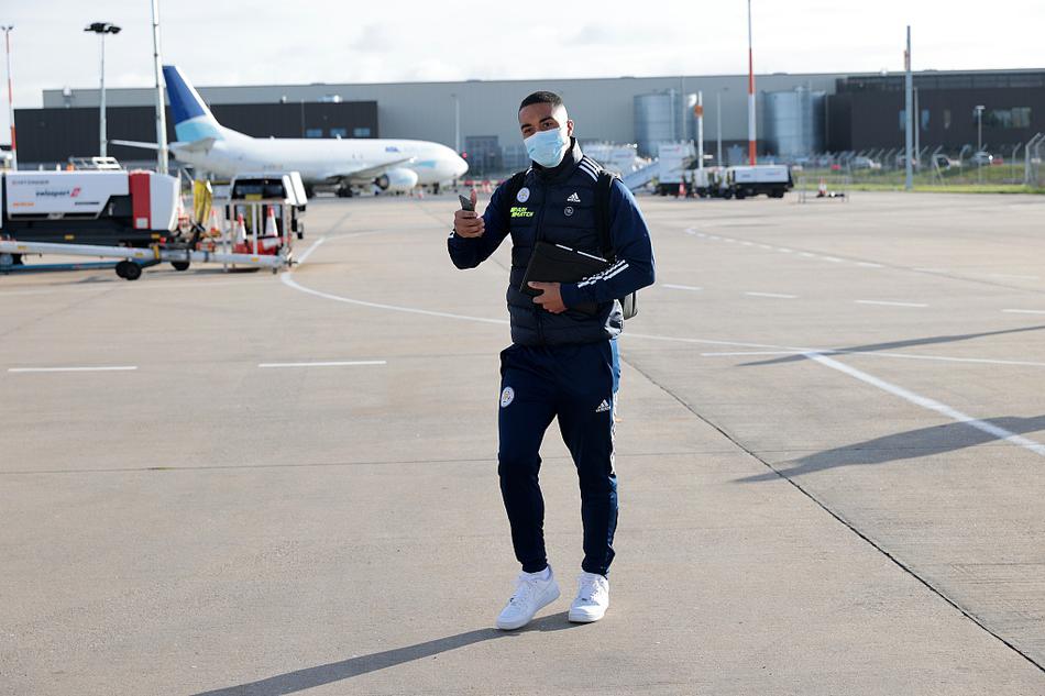 蓝白军团在客场球迷看台前谢场，瓦尔迪与队友们击掌相庆，远征军挥舞的旗帜汇成一片蓝色海洋