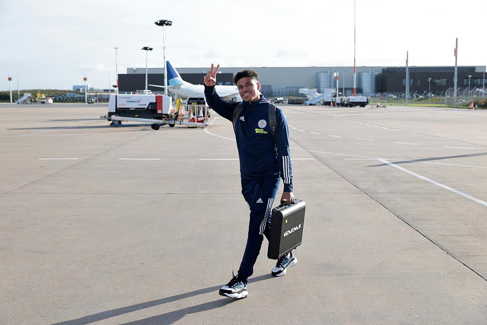 赛前热身时，小舒梅切尔神情专注地指挥着人墙，他身前的草皮还带着英格兰深秋特有的湿滑，客场的静谧被他的呐喊声划破